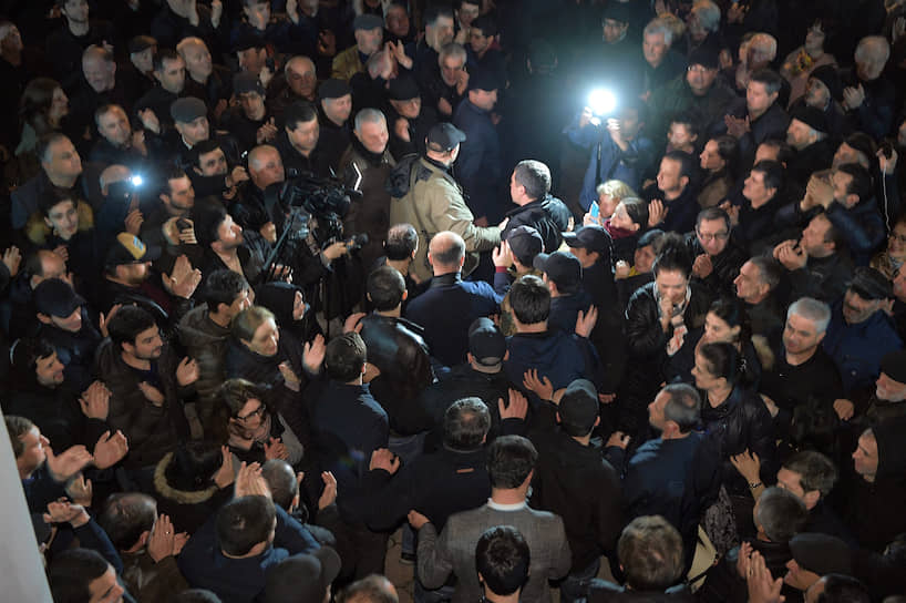 Кандидат на должность президента Абхазии Аслан Бжания на встрече с избирателями 