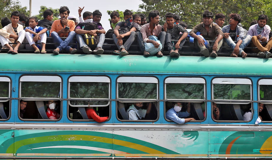 Калькутта, Индия. Люди в переполненном автобусе по дороге домой