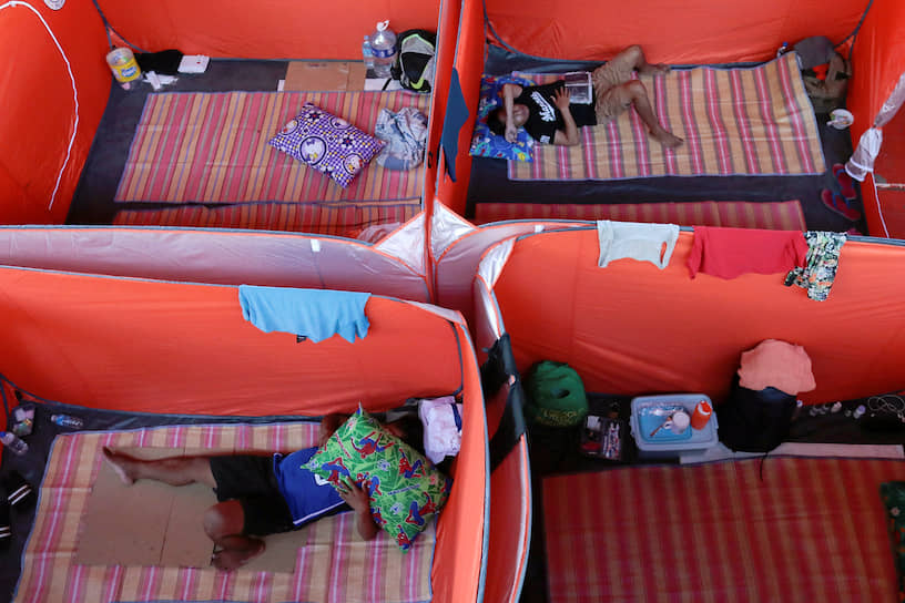 Манила, Филиппины. Местные жители отдыхают во временном эвакуационном пункте