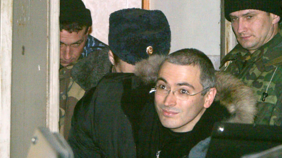 Бывший глава нефтяной компании ЮКОС Михаил Ходорковский после заседания Басманного суда столицы 23 декабря 2003 года