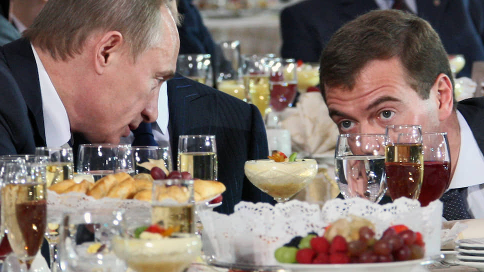Президент Владимир Путин (слева) и первый заместитель председателя правительства Дмитрий Медведев (справа) 24 декабря 2007 года на церемонии открытия Года семьи в России 