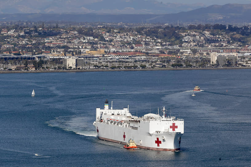США. Плавучий госпиталь Mercy ВМС США, привлеченный для помощи гражданским медикам в борьбе с коронавирусом в Лос-Анджелесе