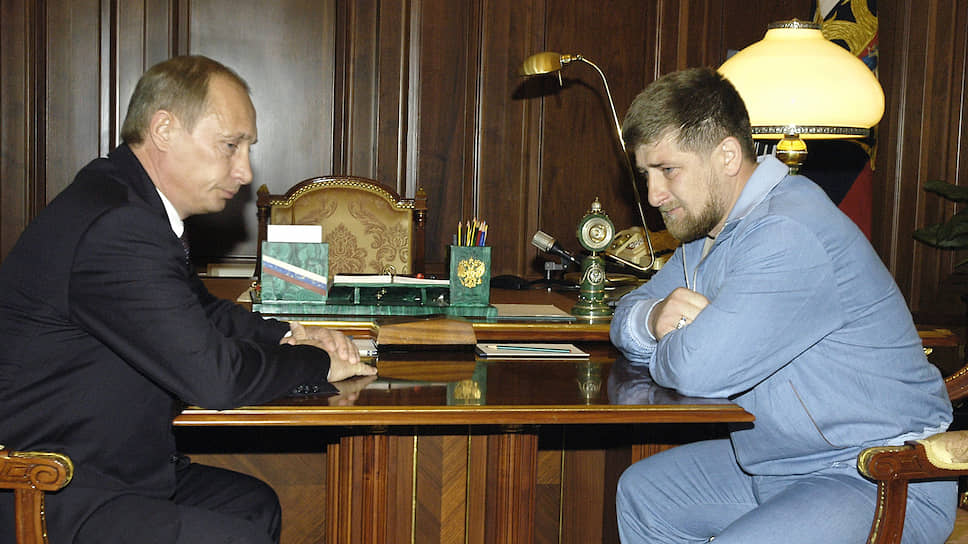 Президент Владимир Путин (слева) 9 мая 2004 года на встрече с начальником безопасности президента Чечни Рамзаном Кадыровым (справа)