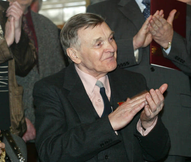 Писатель Юрий Бондарев