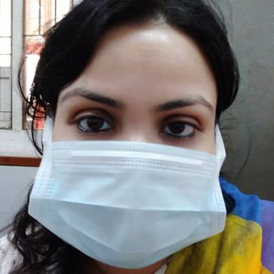 В индийском городе Сурат врачи и медсестры, которые круглосуточно занимаются борьбой с коронавирусом, начали подвергаться нападениям. Некоторые медики даже были изгнаны из своих домов панически настроенными соседями, боящимися заразиться. &lt;b>Санджибани Паниграхи&lt;/b> (на фото) рассказала, как ей заблокировали вход домой и угрожали те, кто еще вчера мирно с ней общался