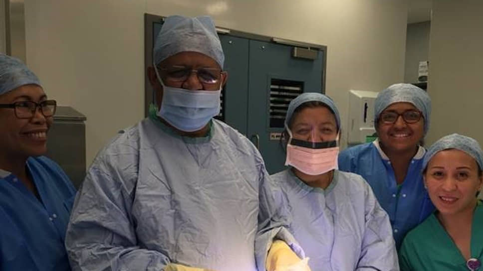 63-летний &lt;b>Адиль Эль-Таяр&lt;/b> (второй слева), специалист по трансплантации органов, работал в разных странах мира. Но после вспышки эпидемии срочно вернулся в Лондон и попросился на самый трудный участок работы. Заболев коронавирусом, он прожил всего 12 дней и умер