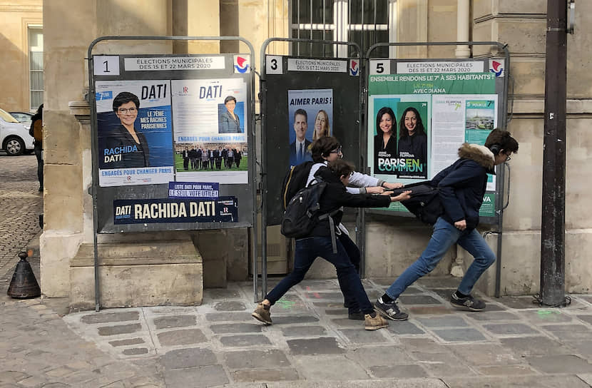 Париж, Франция. Стенды с предвыборной агитацией 