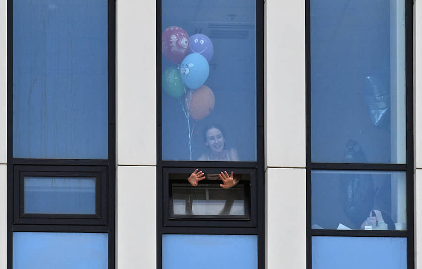 Москва. Пациентка с воздушными шарами в медицинском центре в Коммунарке
