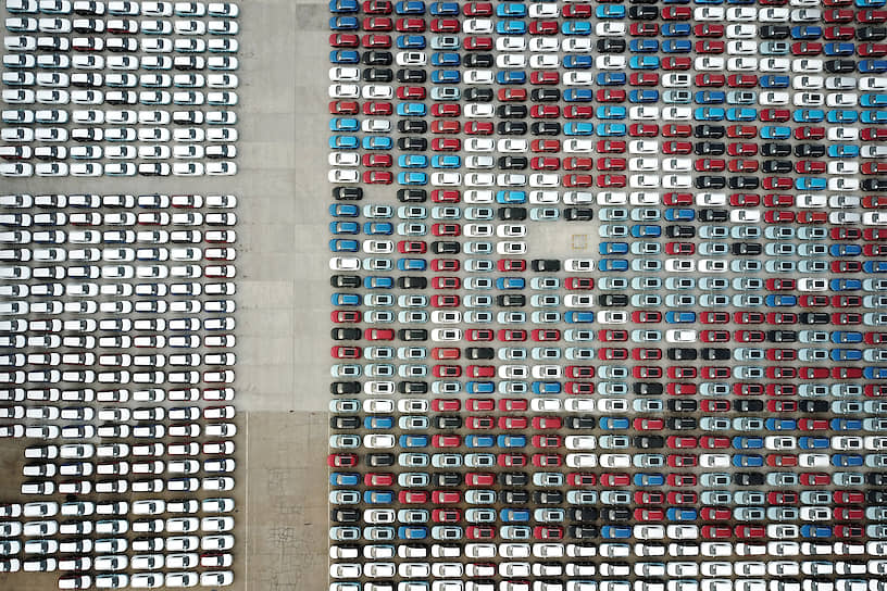 Ляньюньган, Китай. Автомобили на экспорт в местном порту