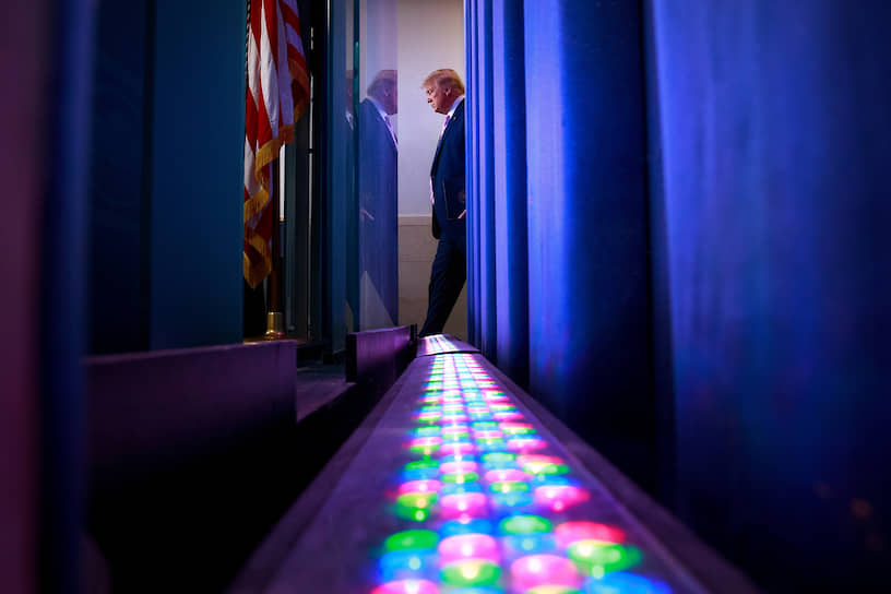 Вашингтон, США. Президент Дональд Трамп перед началом брифинга по коронавирусу