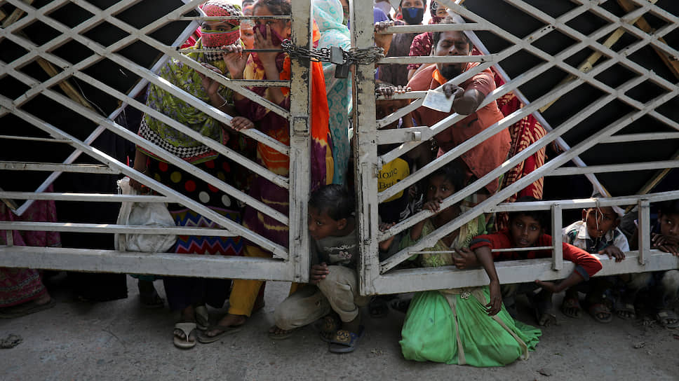 Дакка, Бангладеш. Люди ждут получения гуманитарной помощи 