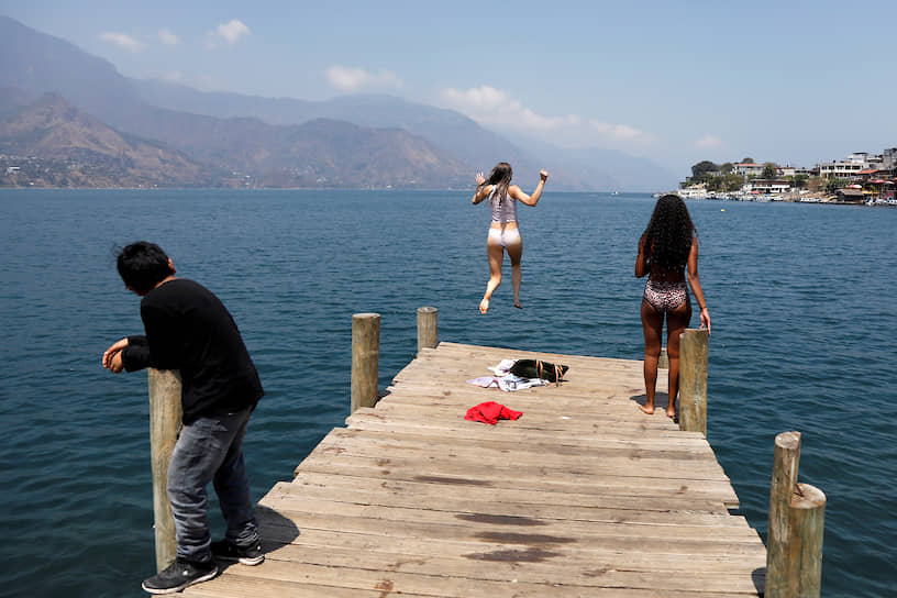 Сан-Педро-Ла-Лагуна, Гватемала. Девушка прыгает с пирса в воду
