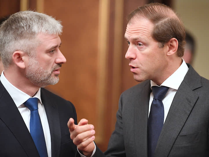 Министр транспорта России Евгений Дитрих (слева) и министр промышленности и торговли России Денис Мантуров