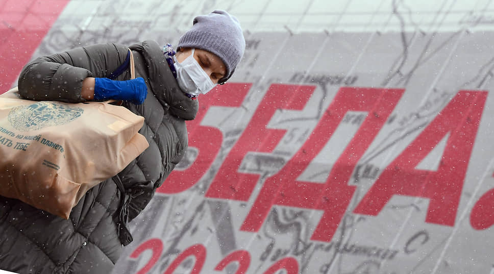 Москва. Девушка в медицинской маске идет по городской улице