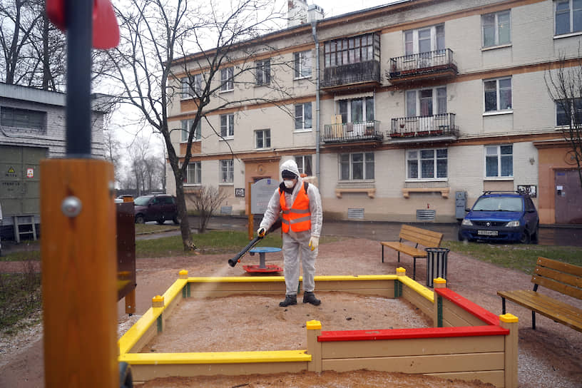 Дезинфекция детской площадки в городе Стрельна в пригороде Санкт-Петербурга