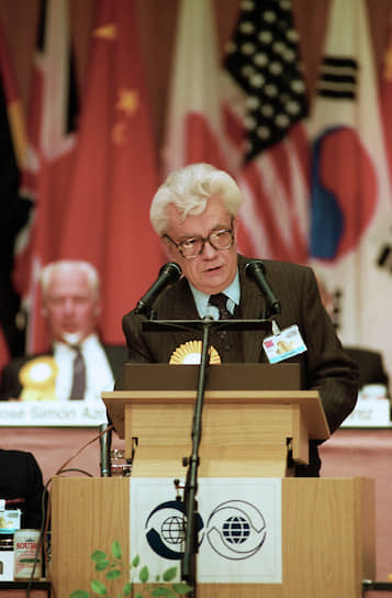 Председатель правления АПН Альберт Власов во время выступления на XI-й Всемирной конференции средств массовой информации, 1990 год