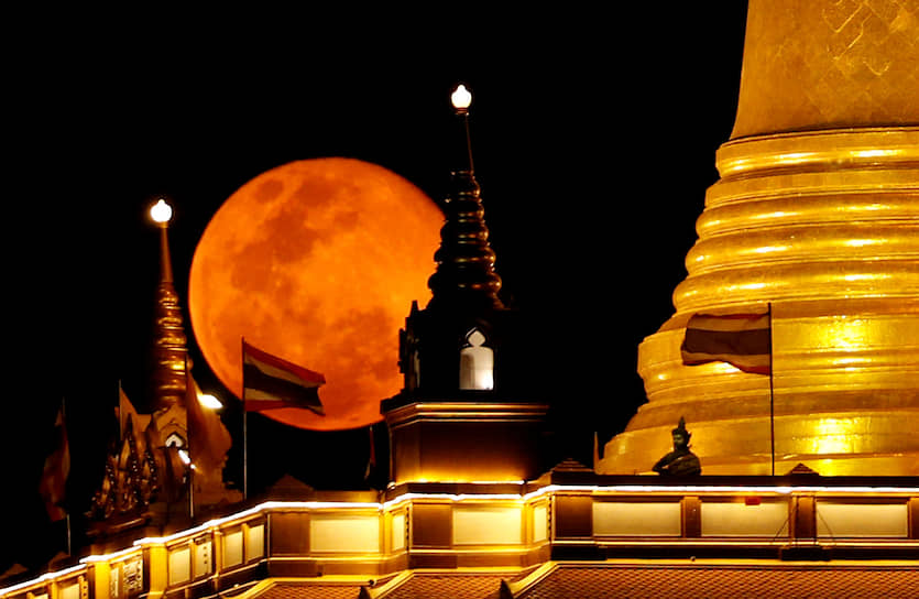 Бангкок, Таиланд. Суперлуние над буддийским храмом Ват Сакет