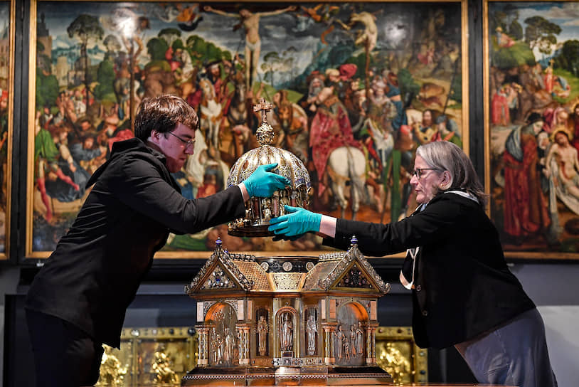 Ахен, Германия. Музейные работники снимают купол с реликвии святой мученицы Короны