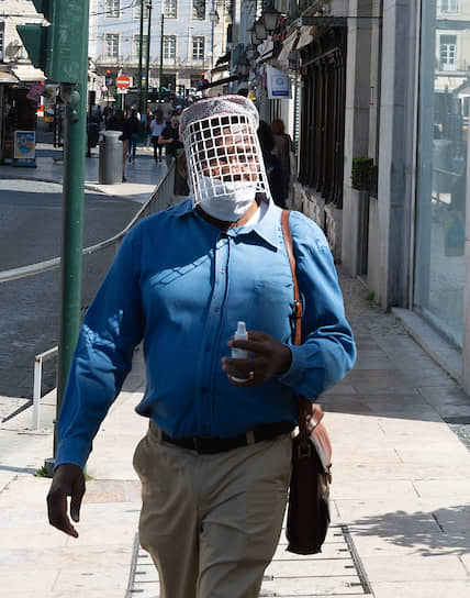 Лиссабон, Португалия. Мужчина в самодельной защитной маске