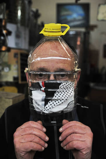 Ливорно, Италия. Продавец вина в самодельной маске из пластиковой бутылки