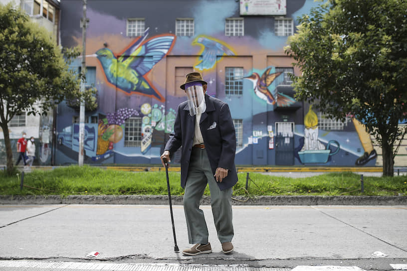 Богота, Колумбия. Мужчина в самодельной пластиковой маске