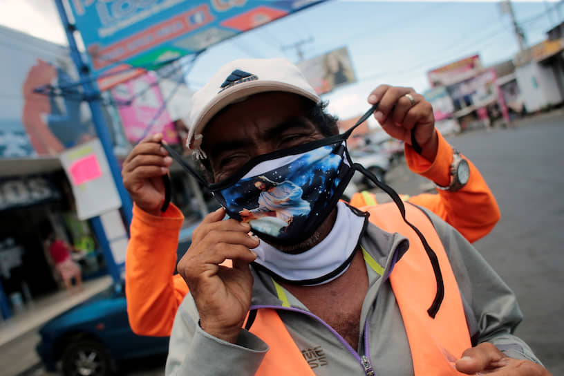 Манагуа, Никарагуа. Мужчина в маске с изображением Иисуса Христа