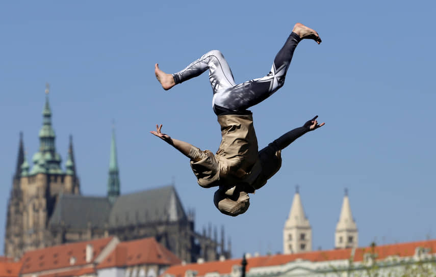 Прага, Чехия. Акробат развлекает жителей города, находящихся на самоизоляции