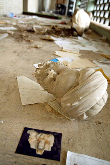 Во время вторжения сил антииракской коалиции во главе с США музей был разграблен мародерами, пострадало и здание