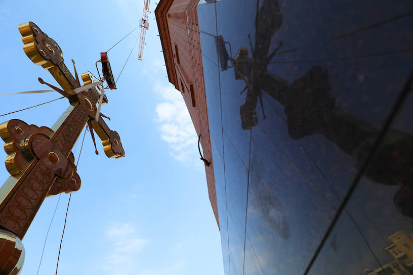 Волгоград, Россия. Церемония установки большого креста на главный купол строящегося кафедрального собора Александра Невского