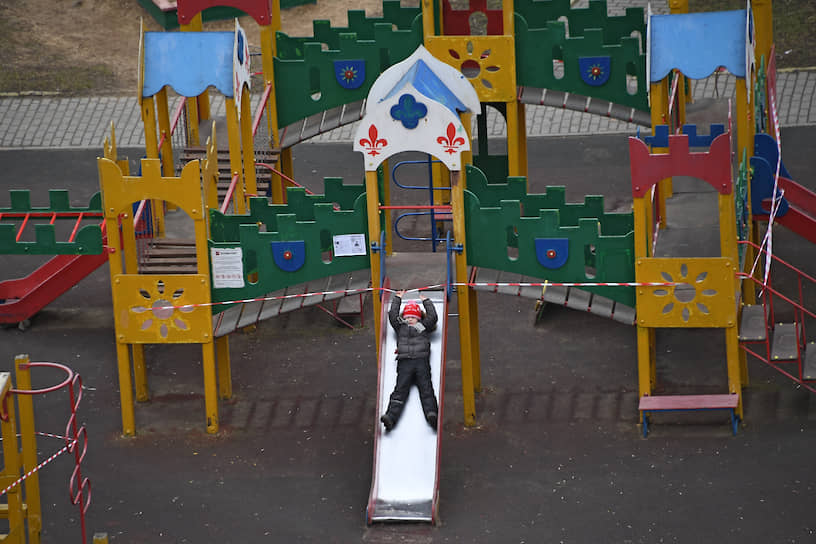 Москва. Ребенок на площадке, закрытой из-за распространения коронавируса