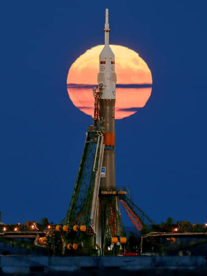 Готовящаяся к старту ракета-носитель «Союз-ФГ» с экипажем МКС на фоне суперлуния 14 ноября 2016 года