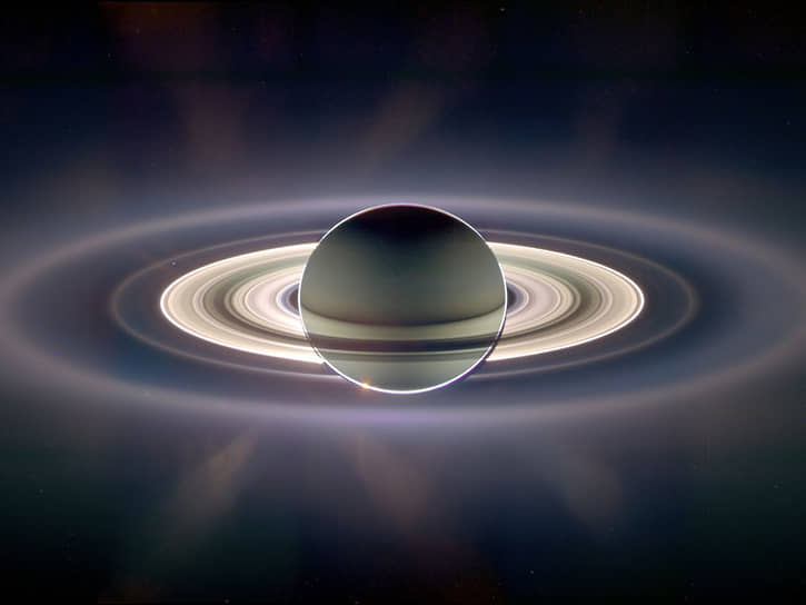 Фото Сатурна, подсвеченного Солнцем сзади, сделанное космическим аппаратом Cassini