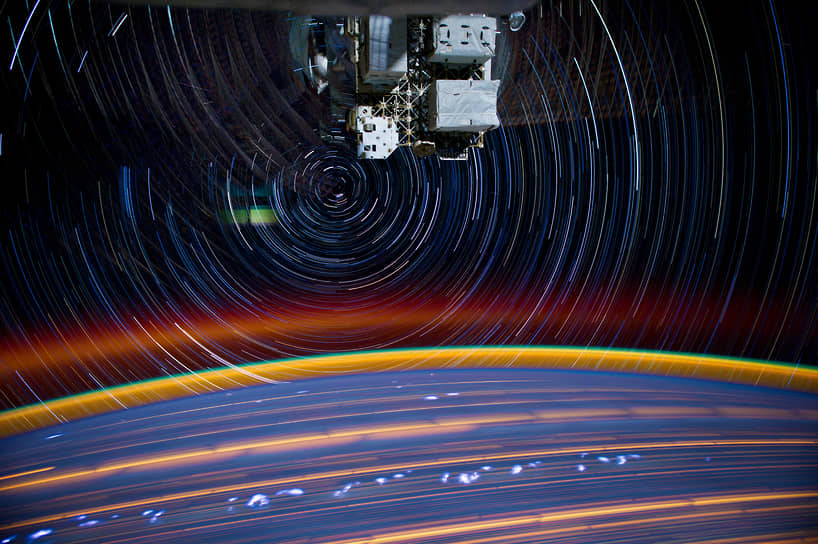 Композитное изображение следа МКС. Сделано из серии снимков с камеры, установленной на самой Международной космической станции. Космонавты изучают грозы в атмосфере Земли