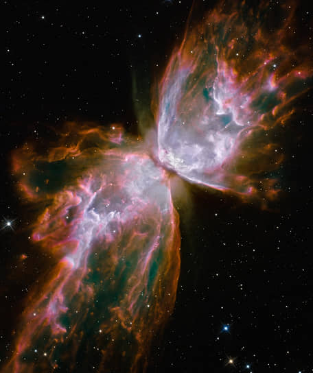 Телескопу Hubble удалось снять туманность, которую астрономы назвали «бабочкой». Ее крылья размахом в два световых года — это потоки газа, исходящие от гаснущей звезды