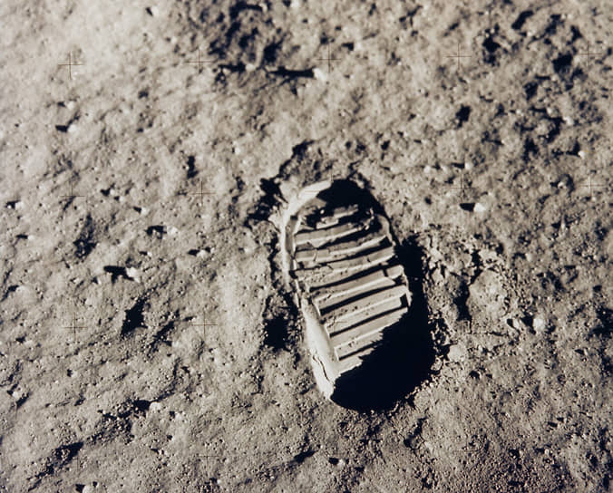 Отпечаток ботинка астронавта Базза Олдрина на поверхности Луны. В июле 1969 года американский космический корабль «Аполлон-11» совершил полет, в ходе которого люди впервые совершили посадку на поверхность искусственного спутника Земли
