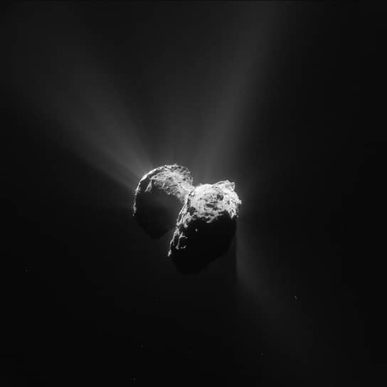 Комета Чурюмова/Герасименко, сфотографированная с расстояния 152 км. Европейское космическое агенство изучает этот объект с помощью автоматической межпланетной станции Rosetta и зонда, который впервые в истории сел на поверхность кометы