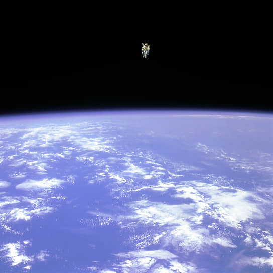Астронавт НАСА Брюс Маккэндлесс стал первым и единственным человеком, работавшим в открытом космосе в свободном полете, без страховки. В 1984 году он выполнил два выхода в открытый космос, во время которых проводил испытания индивидуальной двигательной установки. 