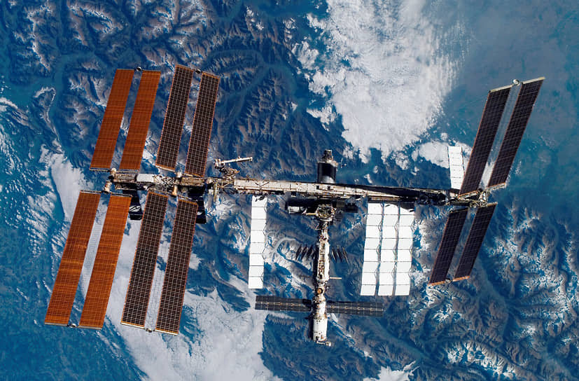 Вид на Международную космическую станции с шаттла Discovery. Параметры станции: длина  51 м, ширина вместе с фермами — 109 м, высота — 20 м, вес — 417,3 тонны