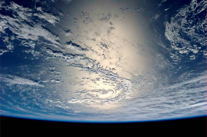 Вид на Землю с борта МКС. Скорость станции составляет около 28000 км/час, что дает возможность встречать на борту 16 рассветов и закатов за земные сутки