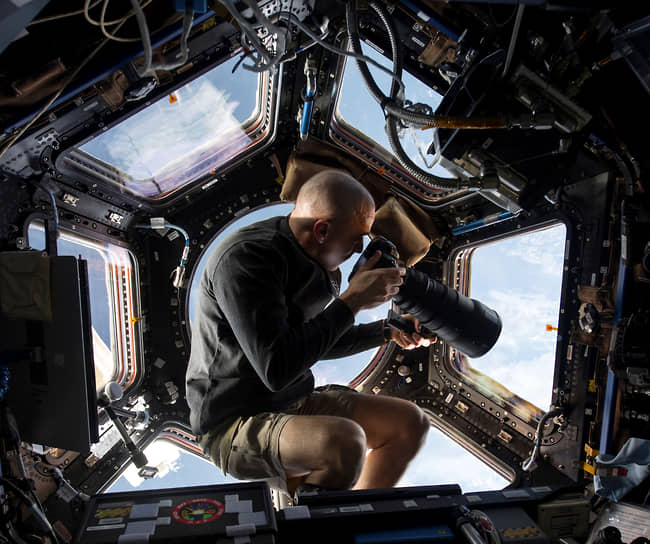 Астронавт НАСА Крис Кэссиди фотографирует Землю с борта МКС