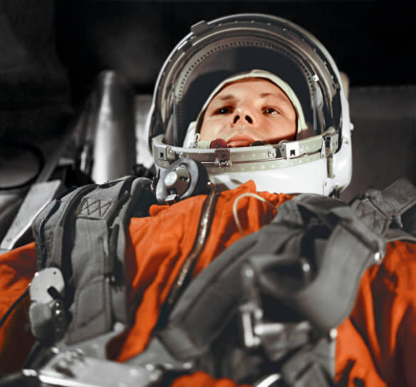 Первый космонавт Юрий Гагарин в кабине космического корабля «Восток» перед полетом в космос 12 апреля 1961 года