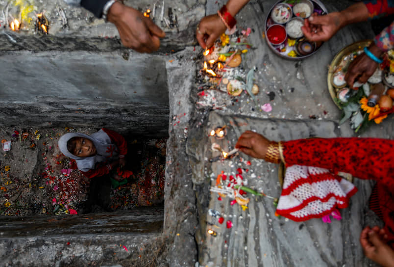 Бхактапур, Непал. Люди молятся во время религиозного фестиваля Биска, совпадающего с наступлением непальского Нового года