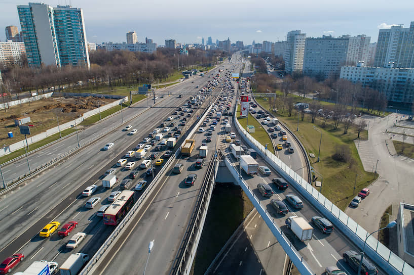Пробки на Можайском шоссе из-за тотальной проверки пропусков на въезде в Москву