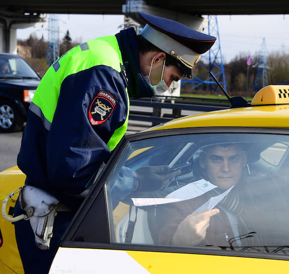 Сотрудники ДПС проверяют у водителей пропуска на Ленинградском шоссе