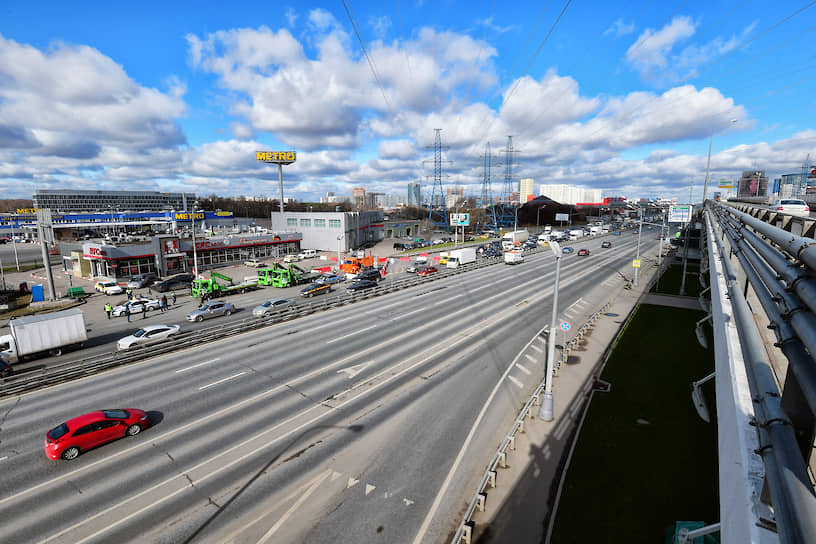 Пробка у пункта проверки пропусков на Ленинградском шоссе