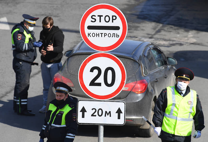 Сотрудники ДПС проверяют у водителей пропуска на Варшавском шоссе