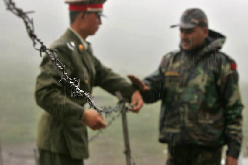 Солдат НОАК (слева) и солдат ВС Индии на границе Индии и Китая в районе перевала Нату-Ла