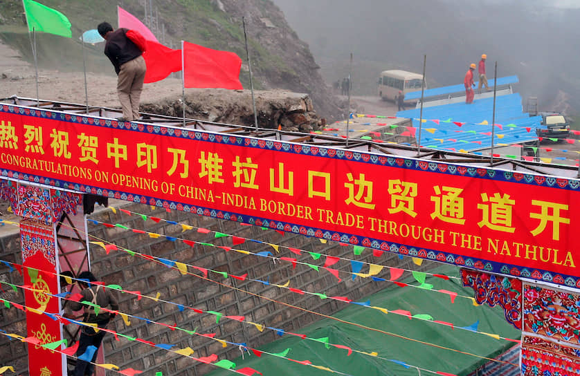 2006 год. Открытие пограничного перехода Нату-ла в Гималаях, который был закрыт в 1962 году во время войны между Китаем и Индией