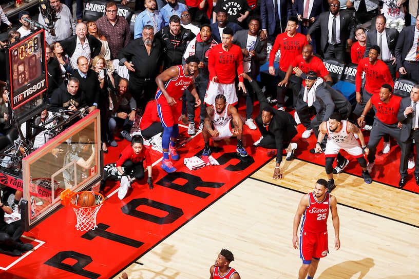 Лучшим спортивным снимком признан кадр решающего броска в полуфинальной игре Восточной конференции НБА между «Торонто» и «Филадельфией»