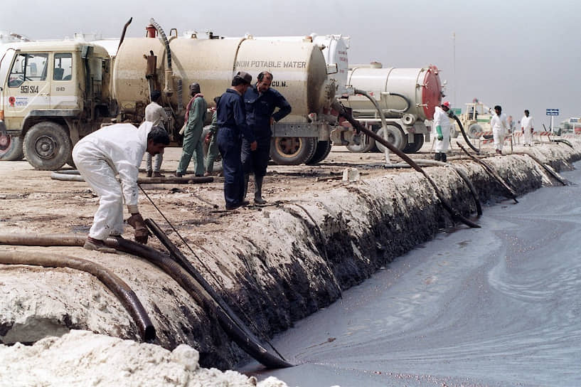 Также были подожжены 700 нефтяных скважин, в пустыне образовалось 300 нефтяных озер. Общий ущерб Кувейту оценивался в $170 млрд